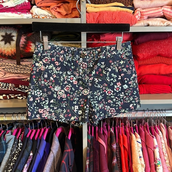 Gap 3” size 0 navy with pink/green flowers shorts​ - Picture 1 of 3